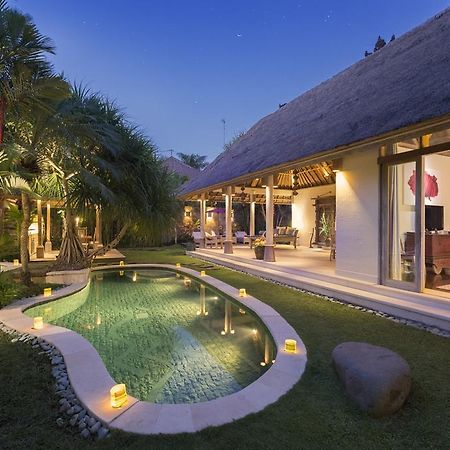 Villa Tirta Naga Bali Seminyak Rum bild