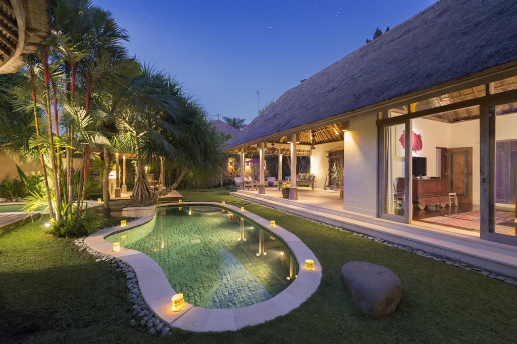 Villa Tirta Naga Bali Seminyak Rum bild